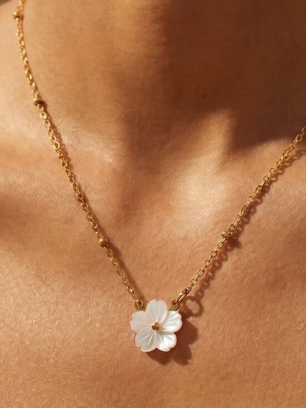 Waterproof Gold Flower Necklace Mother Of Pearl Cherry Blossom Gold Bead Chain